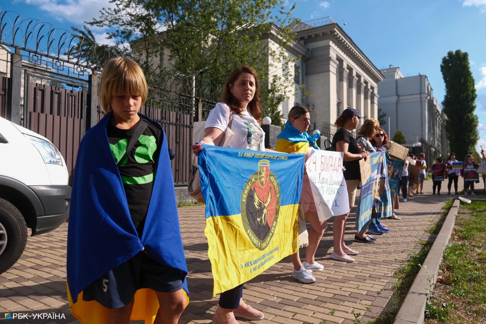&quot;Если будем молчать, нам вернут замученные тела&quot;. Как родственники пленных добиваются освобождения близких